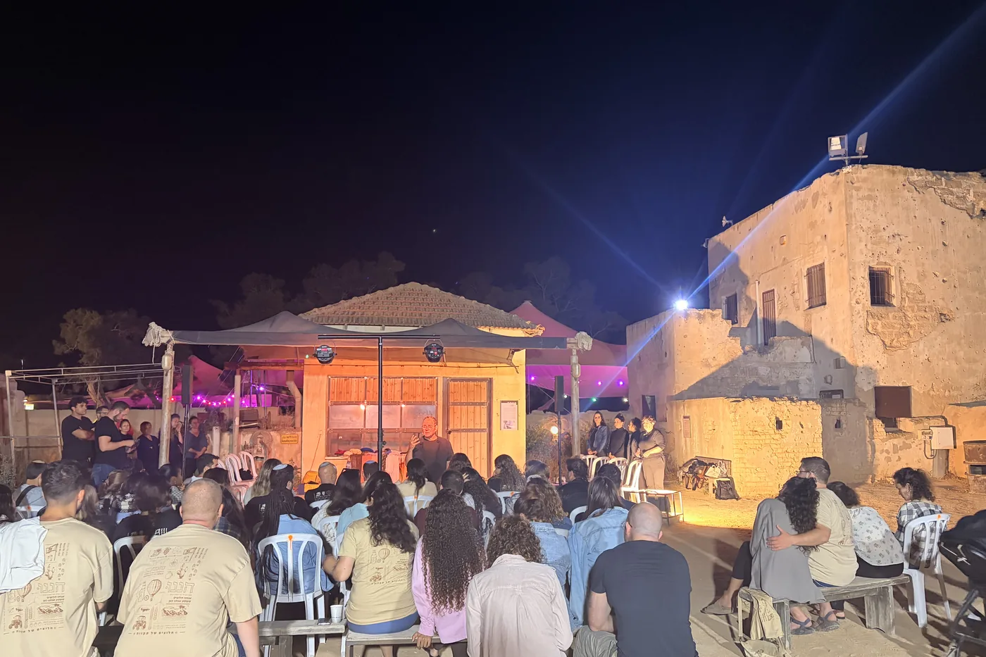 ערב במצפה גבולות סביב הבמה
