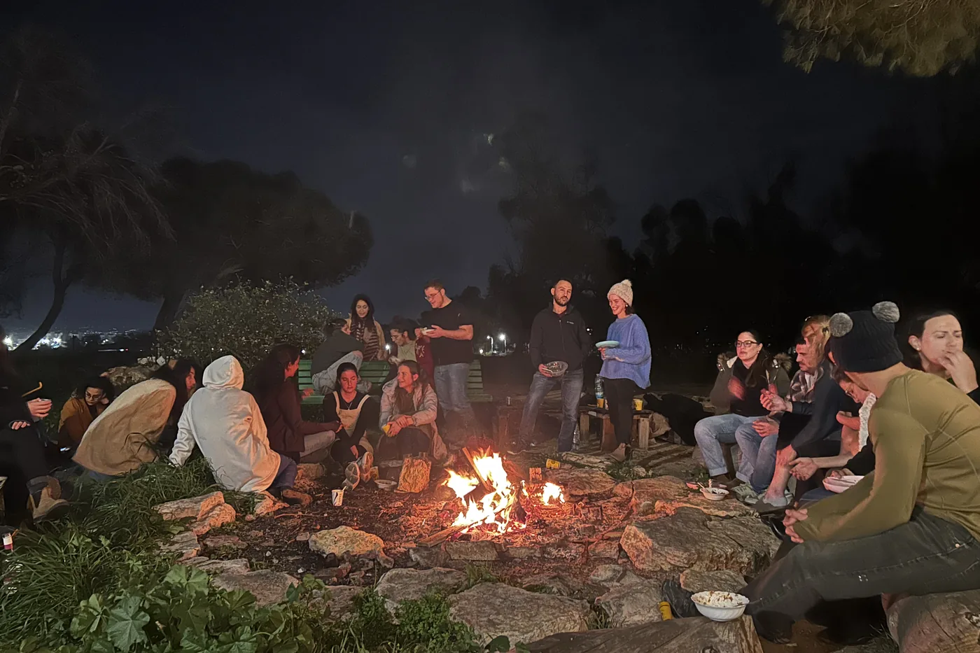 מעגל סביב המדורה בערב